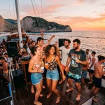 Lidé se baví na lodi během oblíbené boat párty u pobřeží ostrova Zakynthos.