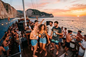 Lidé se baví na lodi během oblíbené boat párty u pobřeží ostrova Zakynthos.